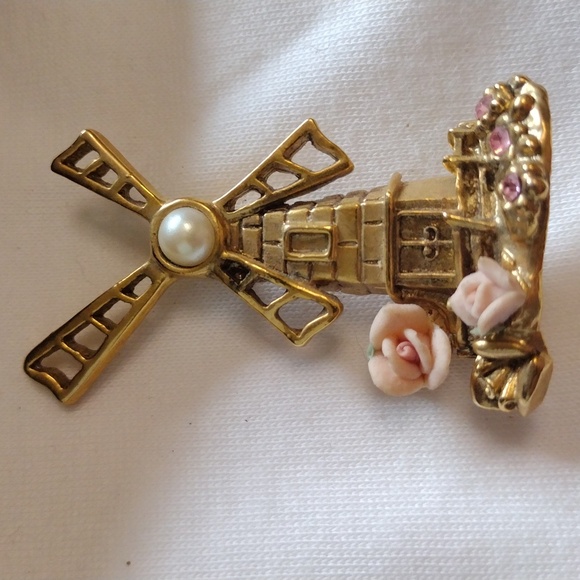 Hot air balloon, windmill and a carnival. - Picture 5 of 9